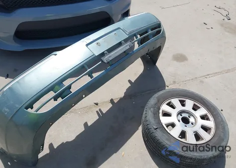 2005 Mercury Grand Marquis Ls/Lse from USA, damaged, VIN 2MEFM75W55X643620